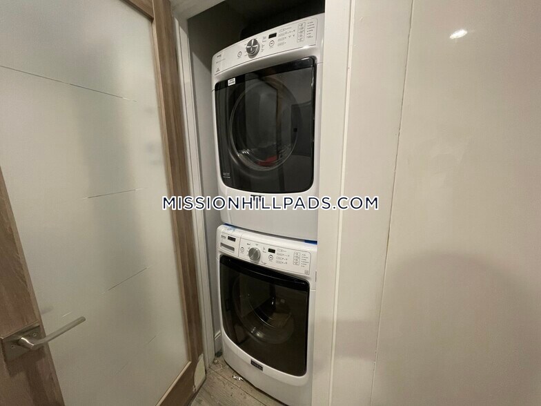 Building Photo - 407 Dudley St