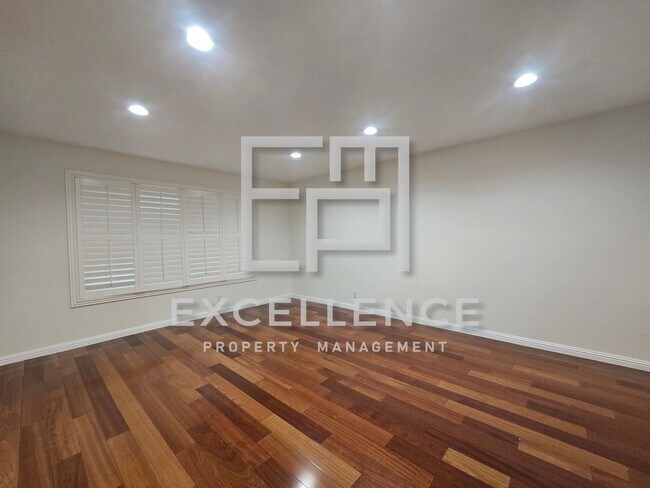 Building Photo - Spacious Fully Renovated 4/2 House with Over 2000SF and LVT Throughout