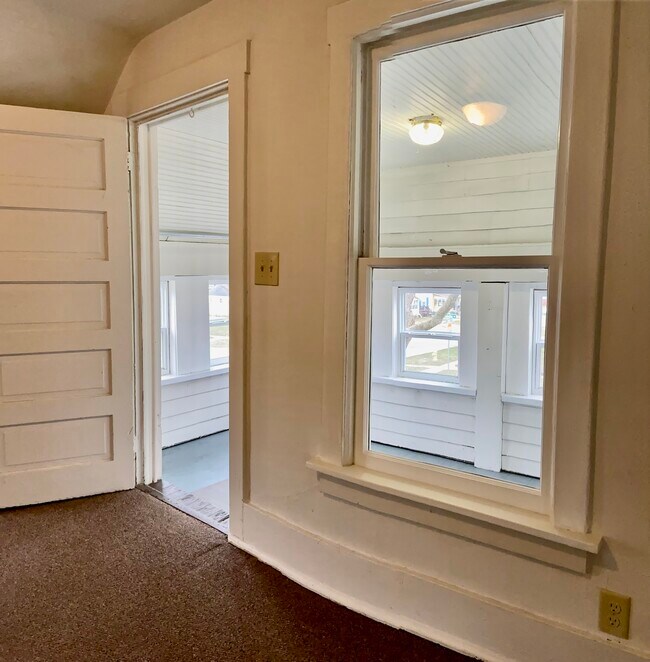 Sun porch off of main bedroom. - 503 Middle
