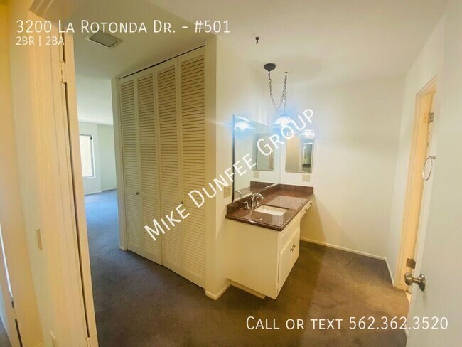 Building Photo - 3200 La Rotonda Dr