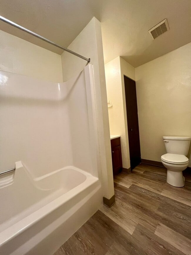 Building Photo - Beautiful First Floor 1 Bedroom Apartment Available at Kellywood Manor!  Call Today!