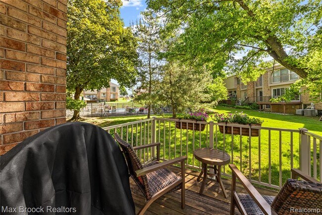 Building Photo - 704 Oakbrook Ridge Dr