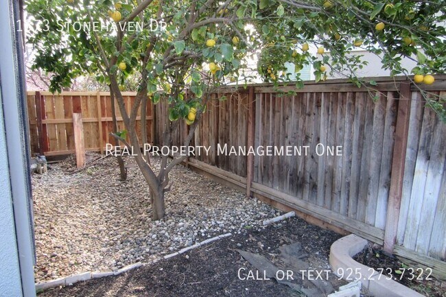 Building Photo - 1373 Stonehaven Dr