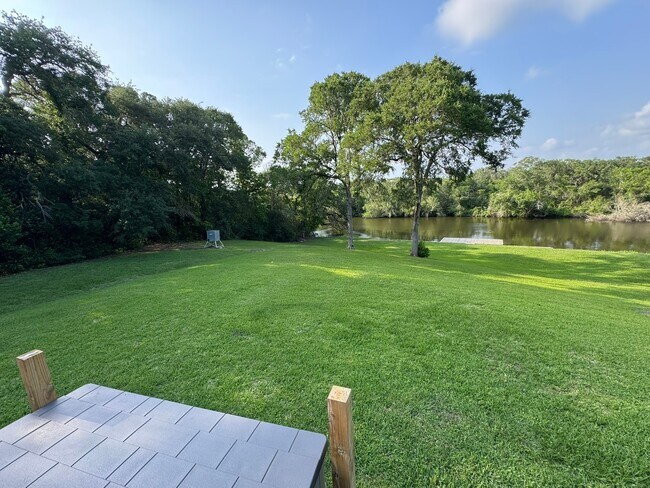 Building Photo - 772 Riverside Dr