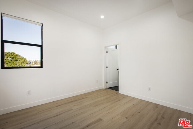 Building Photo - 2651 Vineyard Ave