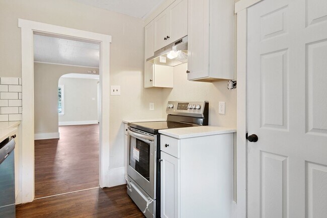 Building Photo - Available Now! Bright & Inviting 3 Bedroom...