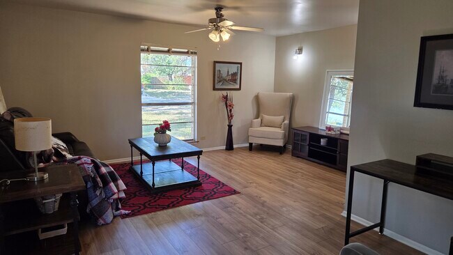 Building Photo - 2910 Wacos Dr