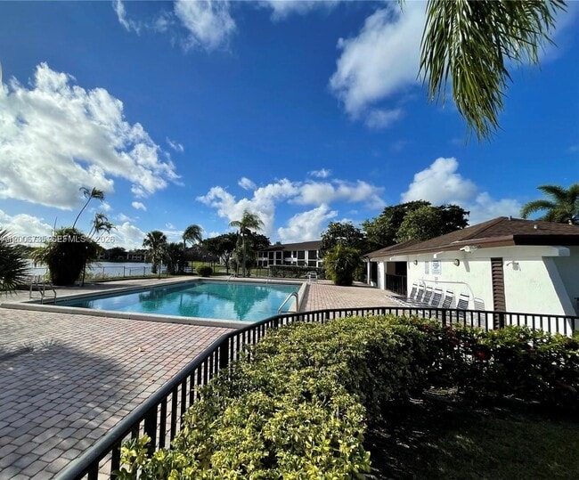 Building Photo - 216 Lake Pointe Dr