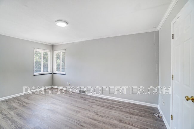 Building Photo - 1133 N Byrne Rd