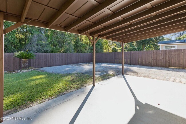 Building Photo - 863 Westgate Dr