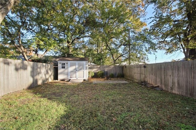 Building Photo - Classic 3 bedroom Home in the heart of Colonial Place