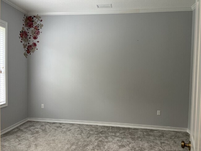 Building Photo - "Elegant 3-Bed, 3-Bath Home with a heated ...