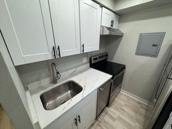 Building Photo - Studio Condo in the heart of Capitol Hill