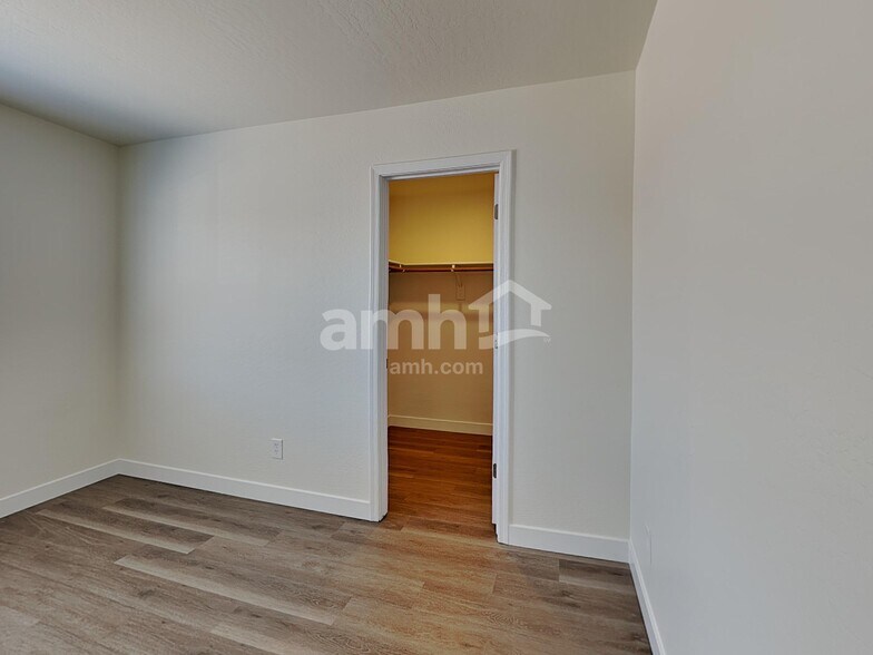 Building Photo - 12322 W Valentine Ave