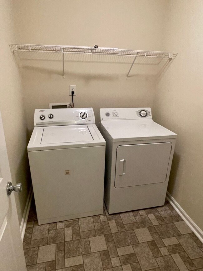 Building Photo - 612 Lory Ln