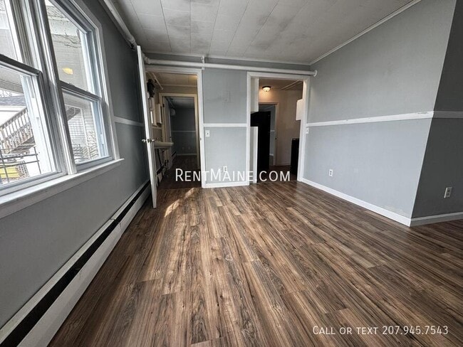 Building Photo - 513 Main St