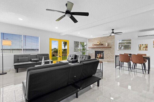 Building Photo - 1780 Lake St