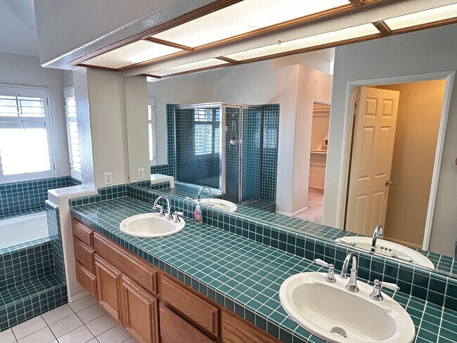 Building Photo - 8132 E Hillsdale Dr
