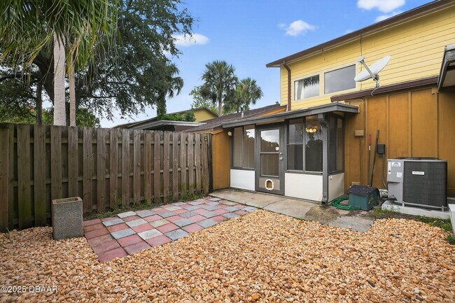 Building Photo - 168 W Sandalwood Ct