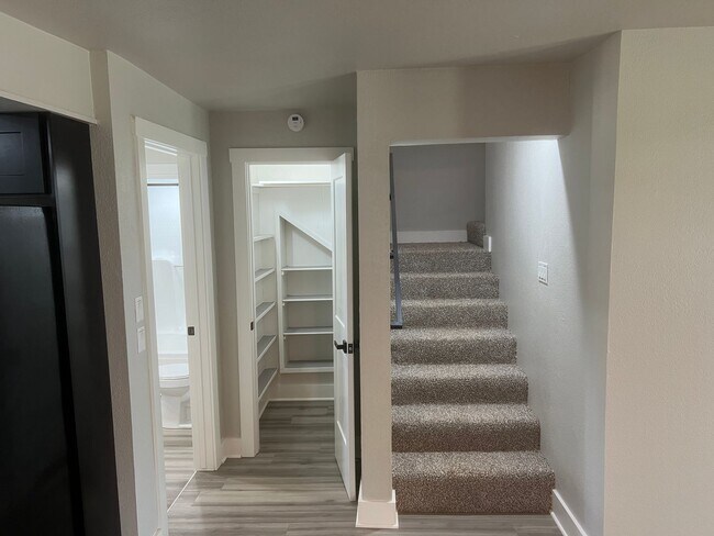 Building Photo - 3 Bed 2 Bath Apartment