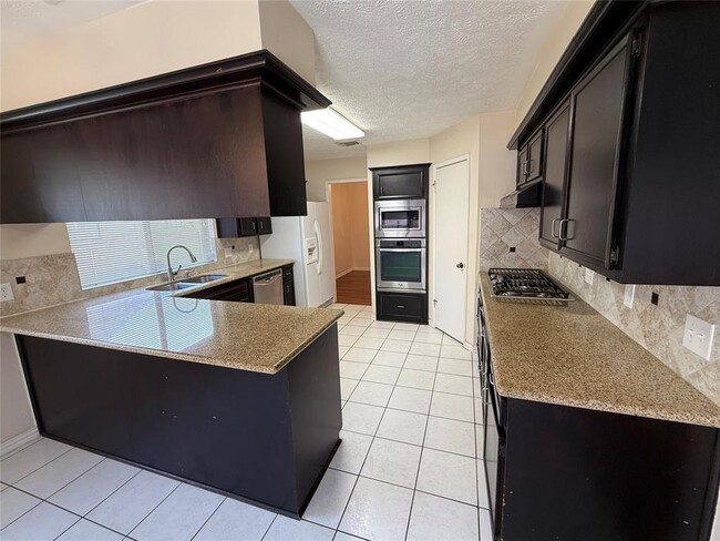 Building Photo - 3031 Green Fields Dr