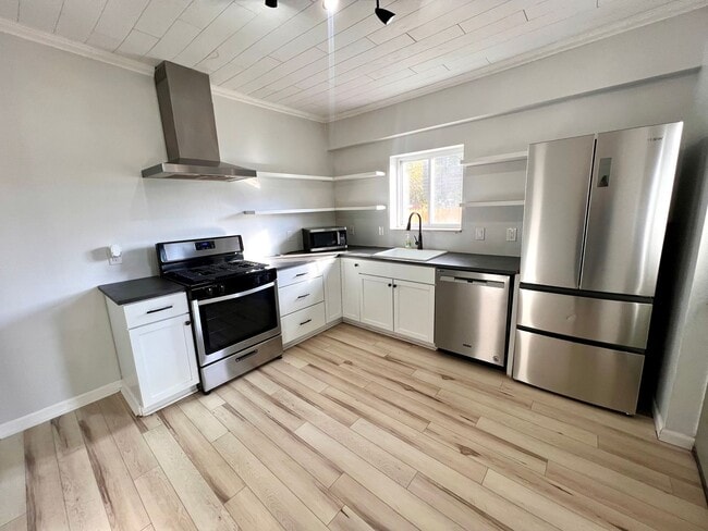 Building Photo - 3 Bedroom 1.5 Bath - Updated Home for Rent