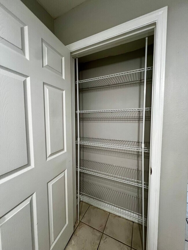 Building Photo - Gorgeous 3 BD 3 BA Townhome Located in Chase's Run!