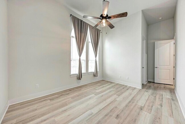 Building Photo - 1104 Almeria Bend