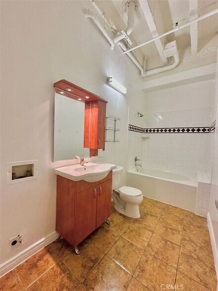 Building Photo - 312 W 5th St