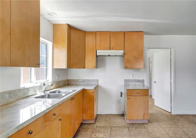 Primary Photo - 6827 Simpson Ave