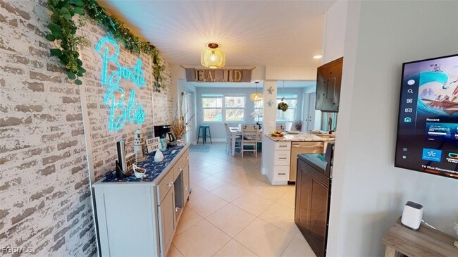 Building Photo - 560 E Valley Dr