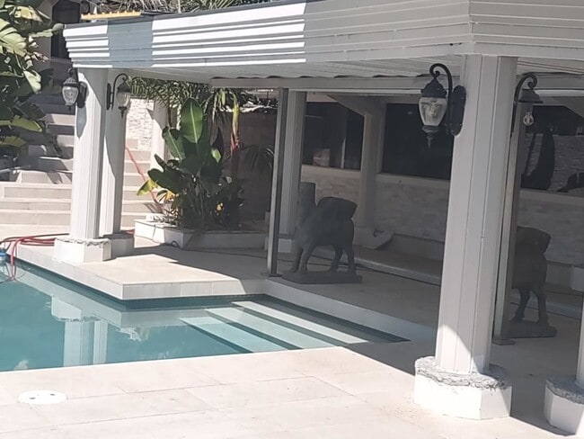 Building Photo - 804 Cloverview Dr