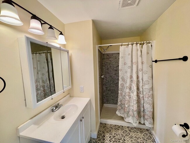 Building Photo - 427 4th St