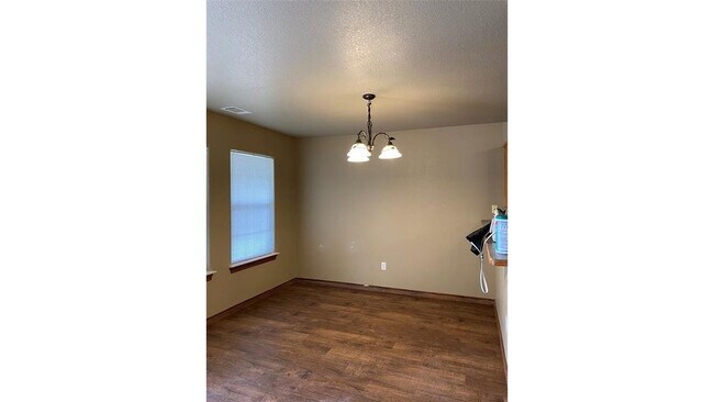 Building Photo - 10910 Shady Oaks Dr