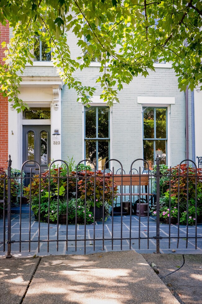 Building Photo - 323 C St SE