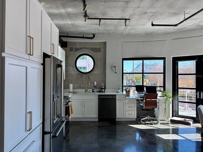 Building Photo - 1212 E Whiting St