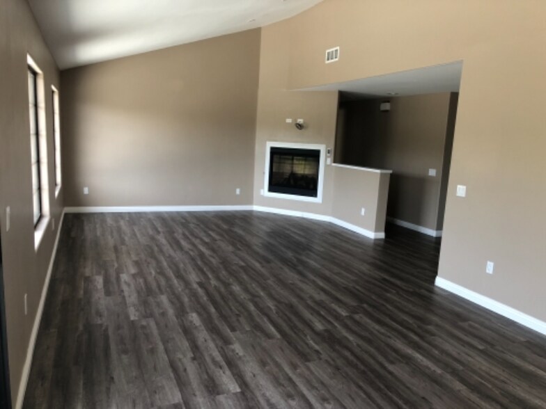 Building Photo - 1824 Queens Way