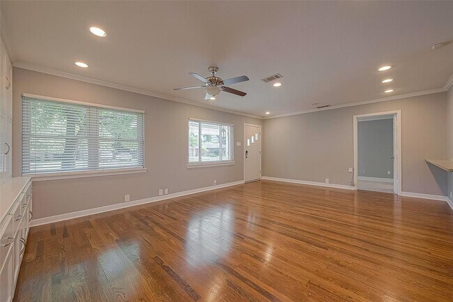 Building Photo - 942 W 30th St