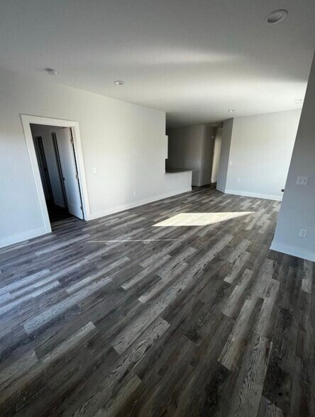 Building Photo - 5480 Colburn Ct E