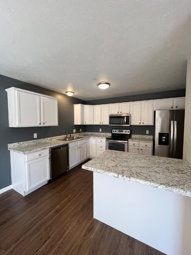 Building Photo - Cute town house with lawncare included!