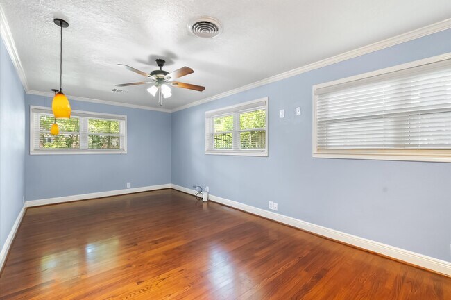 Building Photo - 1320 Woodvine Dr