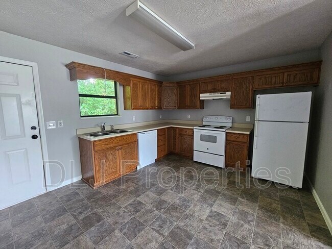 Building Photo - 2149 McCleary Rd