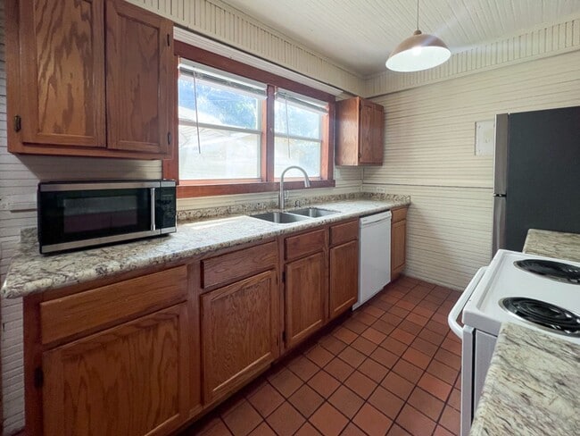 Building Photo - Pet Friendly 4BR/2BA Home off University A...