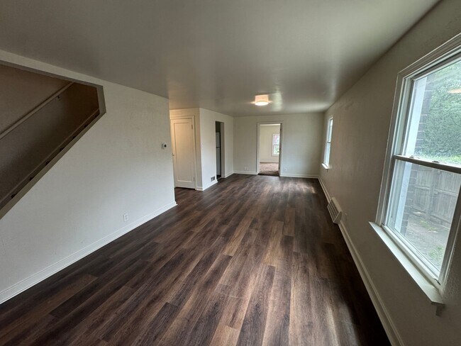 Building Photo - Available NOW! 4 Bed1Full Bath House
