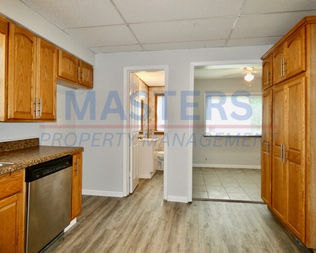 Building Photo - 3 Bedroom 1.5 Bathroom House
