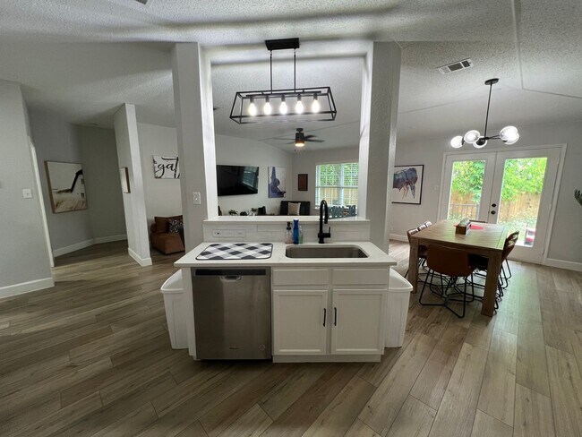 Building Photo - PRELEASING FOR MID JANUARY!  3 bedroom off...