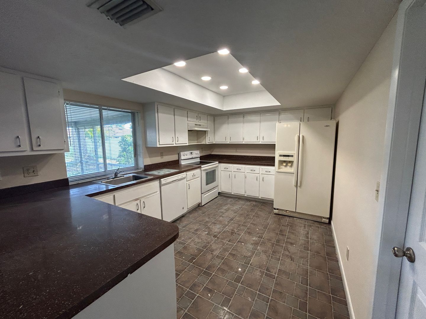Building Photo - Freshly painted interior and new carpet in living room spacious home off Country Club Blvd