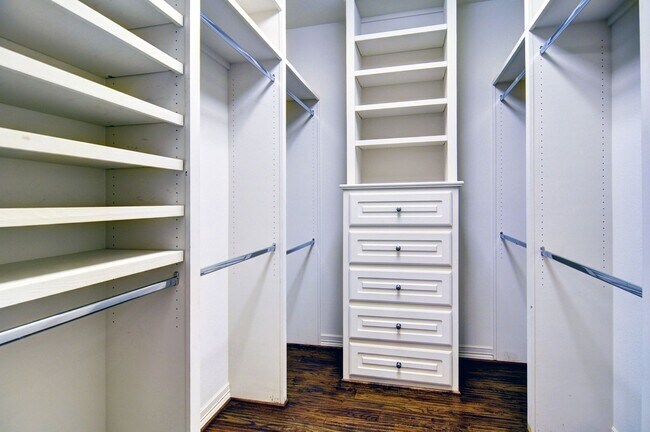 Building Photo - 3407 Penticost St