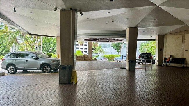 Building Photo - 905 Brickell Bay Dr