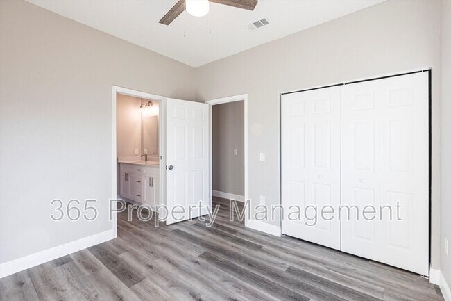 Building Photo - 5534 Fairlane Dr